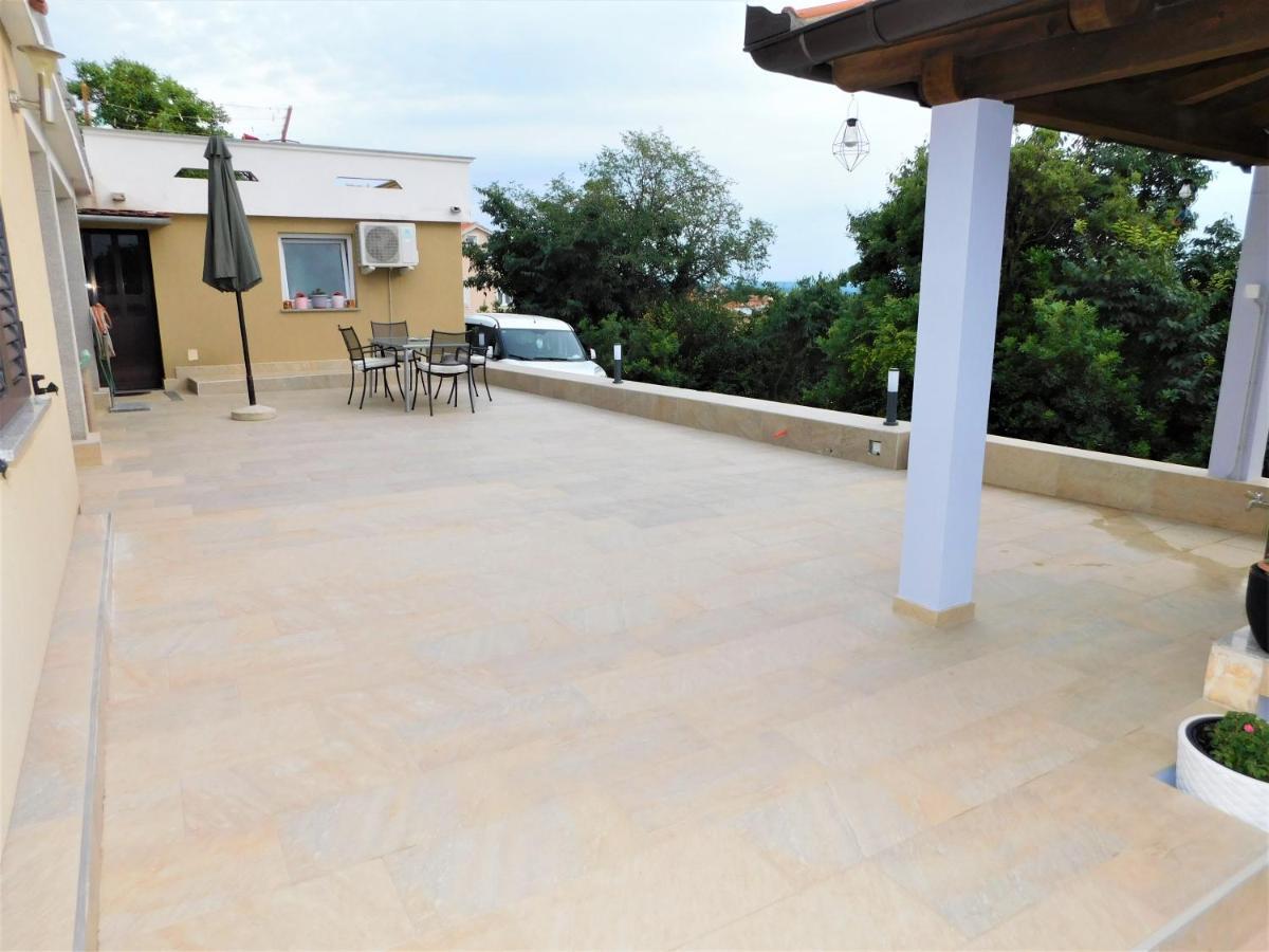 Apartman "Sabine Red" With Heated Pool Omišalj Exterior foto
