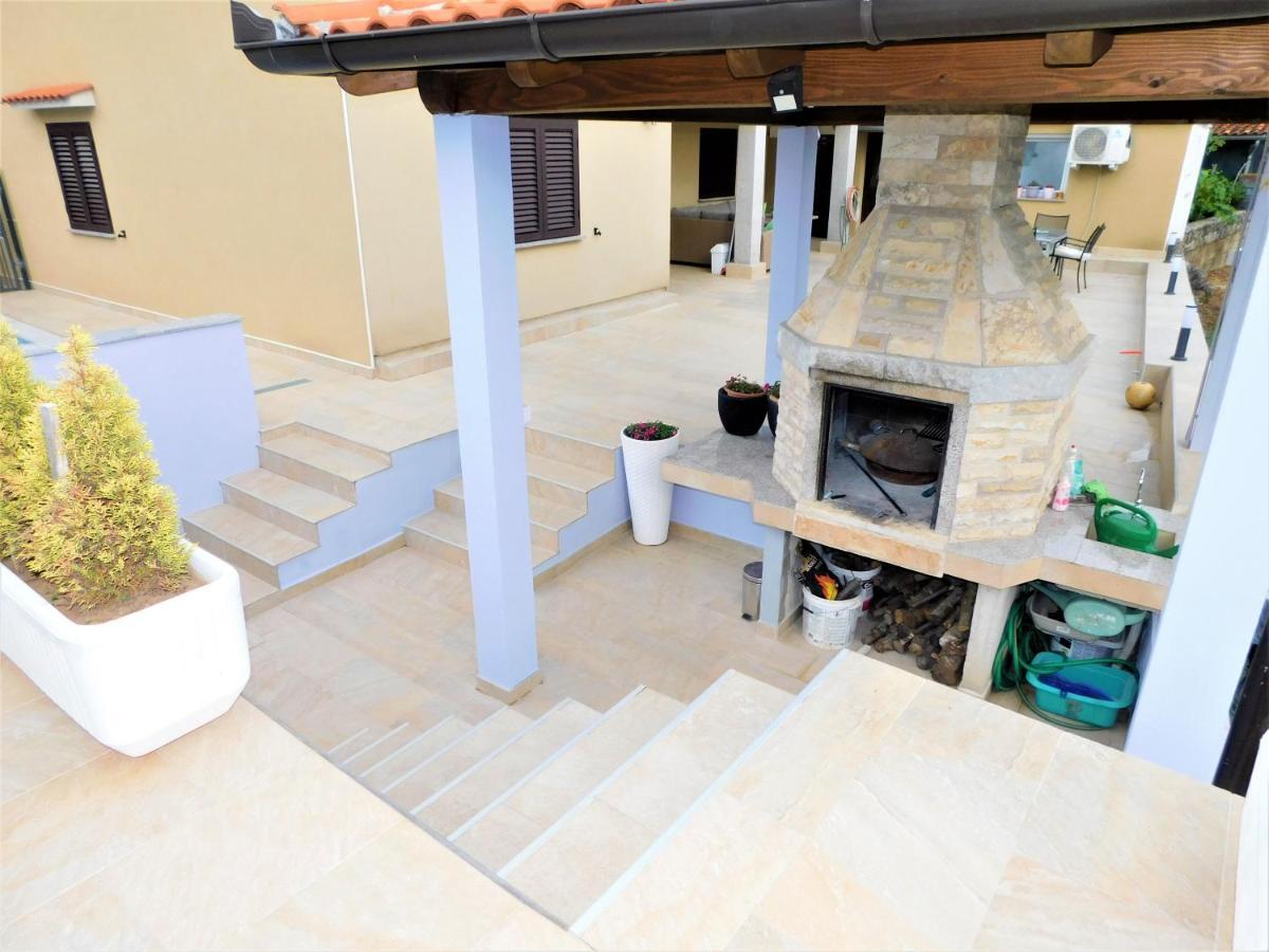 Apartman "Sabine Red" With Heated Pool Omišalj Exterior foto