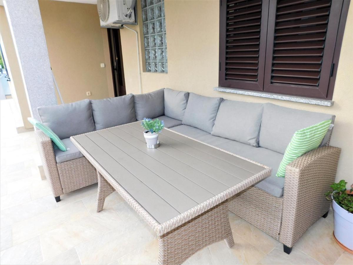 Apartman "Sabine Red" With Heated Pool Omišalj Exterior foto