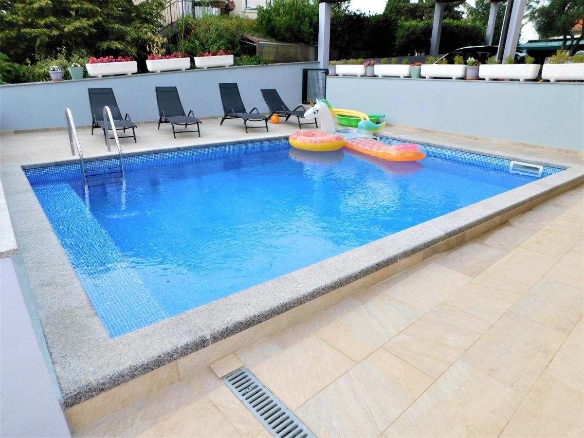 Apartman "Sabine Red" With Heated Pool Omišalj Exterior foto
