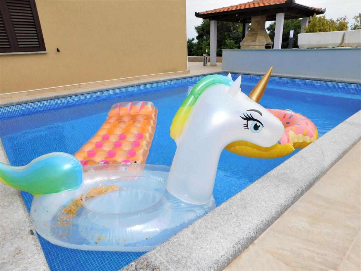 Apartman "Sabine Red" With Heated Pool Omišalj Exterior foto