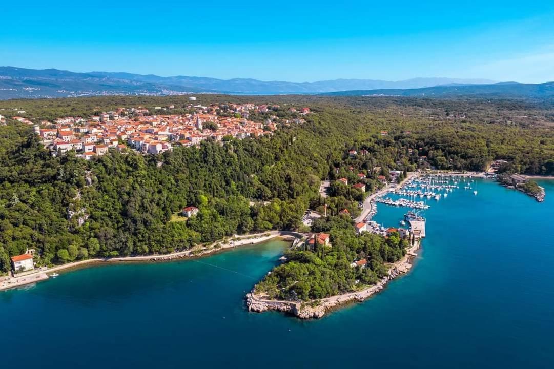 Apartman "Sabine Red" With Heated Pool Omišalj Exterior foto